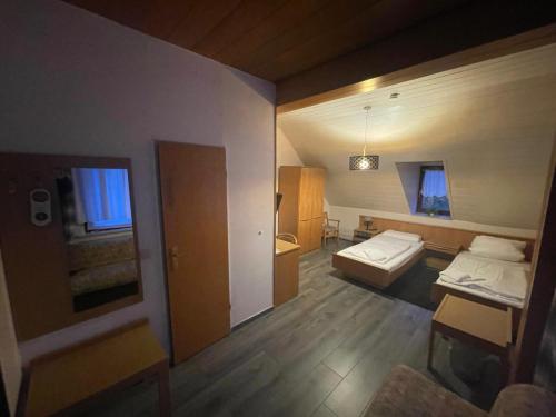 バルジングハウゼンにあるKrügers Hotelのベッド2台とバスルームが備わる小さな客室です。
