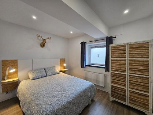 sypialnia z dużym łóżkiem i oknem w obiekcie Appart'Hôtel Trazegnies w mieście Courcelles
