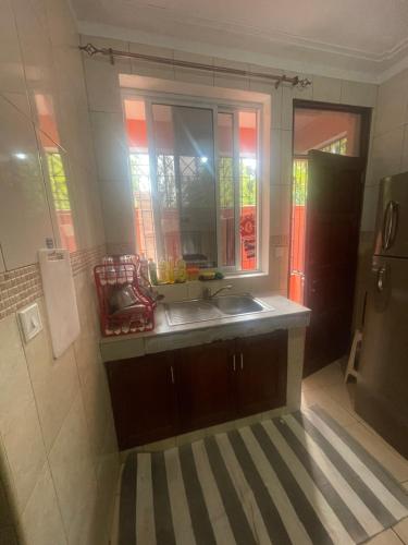 uma cozinha com um lavatório e uma janela em Maimoon homes em Malindi