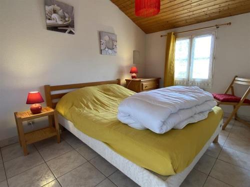 Posteľ alebo postele v izbe v ubytovaní Appartement 2 pièces proche plage à Dolus d'Oléron – 4 couchages, balcon, parking, local vélo - FR-1-246A-151