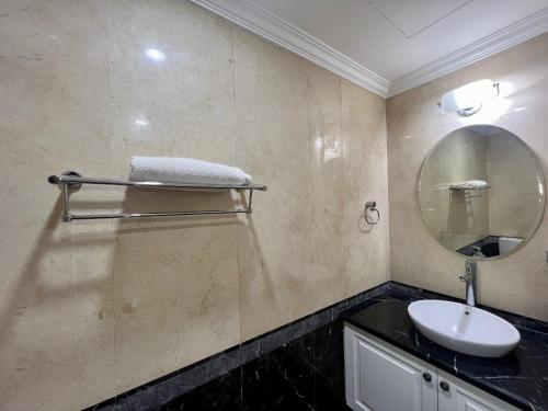 Chơ Mơi的住宿－Thanh Ha Hotel，一间带水槽和镜子的浴室