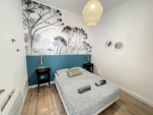 une chambre avec un lit et un tableau au mur dans l'établissement PLACE - Appartement lumineux au coeur de la Joliette, à Marseille