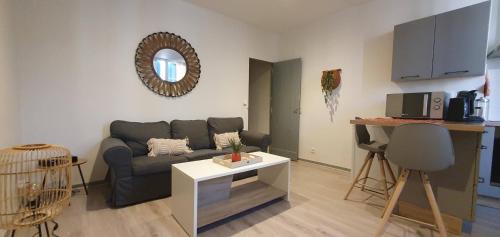 un salon avec un canapé et une table dans l'établissement Sur les Pavés du Pont Vieux..., à Carcassonne