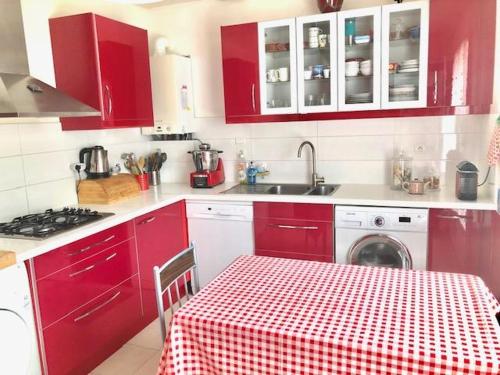 Dapur atau dapur kecil di Spacieuse et cosy maison proche Paris