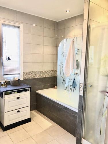 une salle de bain avec une douche, une baignoire et un lavabo dans l'établissement Spacieuse et cosy maison proche Paris, à Brunoy