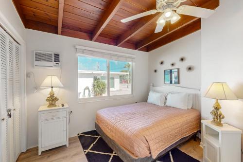 - une chambre avec un lit et un ventilateur de plafond dans l'établissement R & R Retreat, à Key Colony Beach