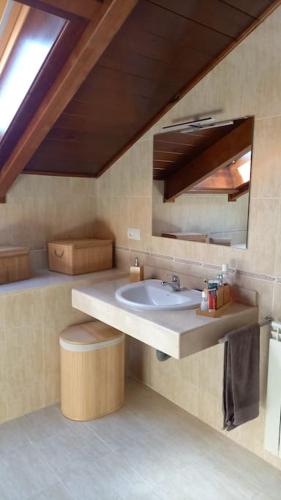 a bathroom with a sink and a mirror at Dúplex rodeado de naturaleza, bodegas e historia in Sojuela