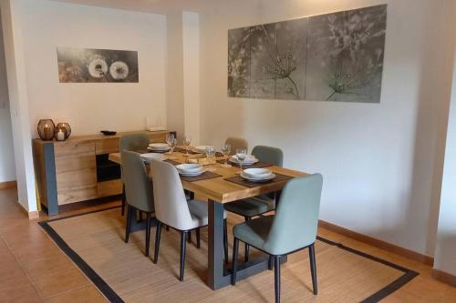 ein Esszimmer mit einem Holztisch und Stühlen in der Unterkunft Dúplex rodeado de naturaleza, bodegas e historia in Sojuela