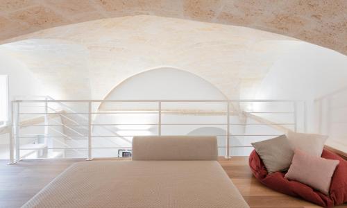 sala de estar con sofá y ventana grande en MOH - Casa Vacanze, en Grottaglie