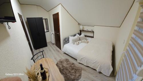 - une petite chambre avec un lit et une table dans l'établissement Villa Bonaca, à Vukovar