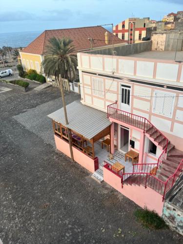 an overhead view of a house with a palm tree at Casa BB&Djassi in Ponta do Sol