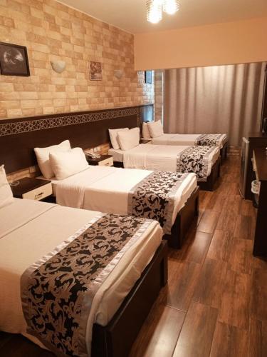 เตียงในห้องที่ alnaher alkhaled boutiqu