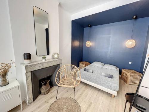 - un salon avec un lit et un miroir dans l'établissement Appartement lumineux au coeur de la Joliette, à Marseille