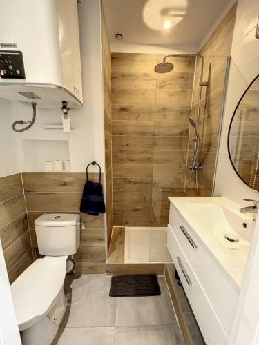 une salle de bain avec toilettes, lavabo et douche dans l'établissement Appartement lumineux au coeur de la Joliette, à Marseille