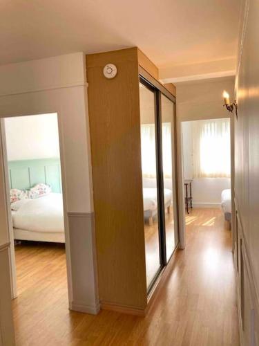 une chambre avec un lit et une horloge dans l'établissement Le Daumesnil Apartment + Balcon 2BR 4/6peoples, à Paris