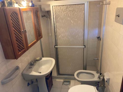 y baño con ducha, aseo y lavamanos. en Habitación con baño privado, barbacoa y entrada independiente en carrasco, en Montevideo