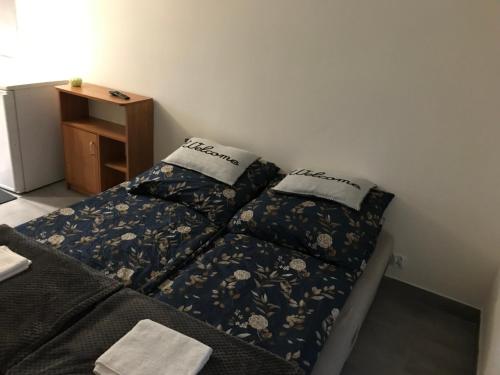 Un pat sau paturi într-o cameră la Kris Apartment