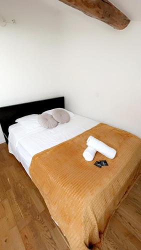 - un lit avec des draps blancs et 2 serviettes dans l'établissement Appartement de charme Toulouse nord, à Aucamville
