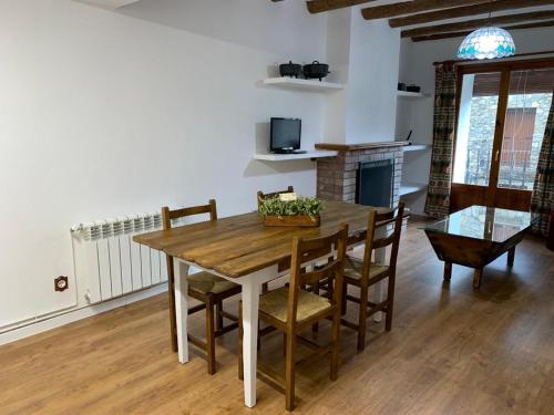 - une salle à manger avec une table et des chaises en bois dans l'établissement Casa Altemir, à Campo