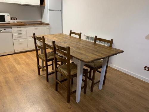 - une table et des chaises en bois dans la cuisine dans l'établissement Casa Altemir, à Campo