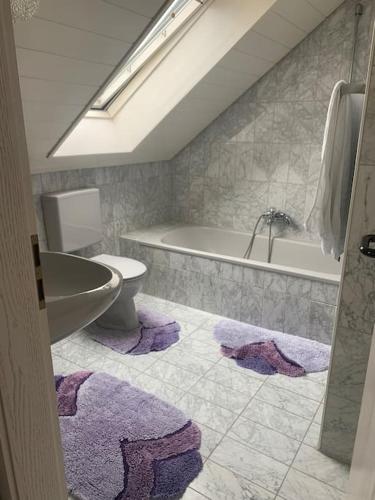 a bathroom with a tub and a toilet and a sink at Ruhiges Einzimmer-Apartment in Backnang