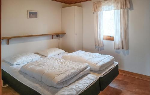 2 camas grandes en una habitación con ventana en Stunning Home In Kpingsvik With Kitchen, en Köpingsvik