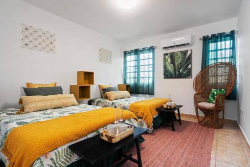 1 dormitorio con 2 camas y sofá en Aladdin El Yunque House W/ Pool & Views, en Carmelita