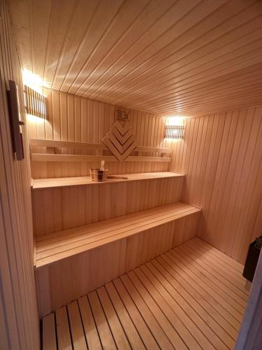 uma sauna com prateleiras de madeira e luzes em Qafqaz house em Gabala