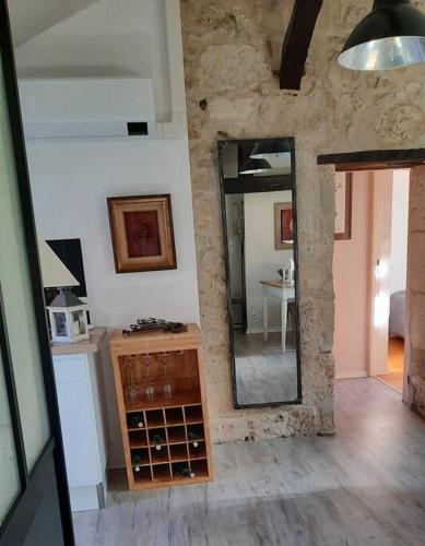 Cette chambre comprend un miroir et une commode en bois. dans l'établissement Mon appart Teranga, à Périgueux