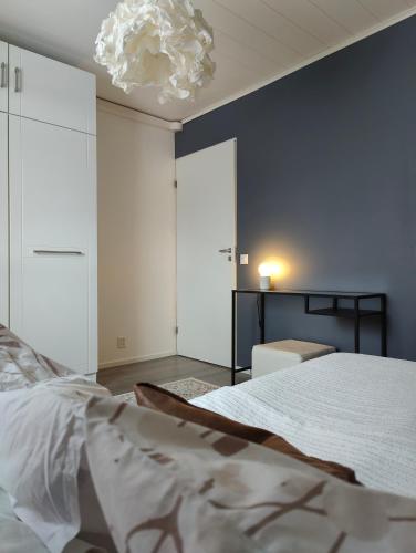 - une chambre avec un lit et un lustre dans l'établissement Laplands Hillside House, à Rovaniemi