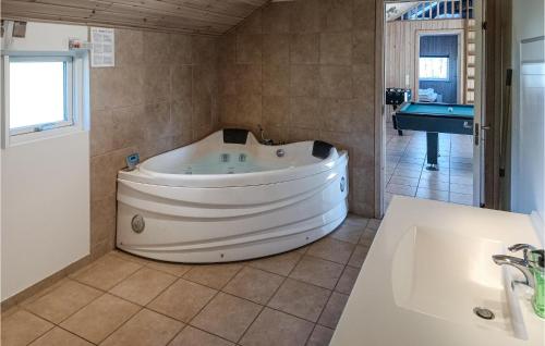 La salle de bains est pourvue d'une baignoire et d'un lavabo. dans l'établissement Beautiful Home In Kpingsvik With Kitchen, à Köpingsvik