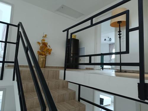 un escalier dans une maison avec une balustrade en verre dans l'établissement VIV Rosetti, à Iaşi