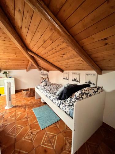 Posto letto in camera con soffitto in legno. di the Wooden Roof a Baronissi