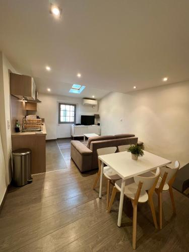 un salon avec un canapé et une table dans l'établissement SUPERBE 2P MEZZANINE AU COEUR DU VIEIL ANTIBES, à Antibes