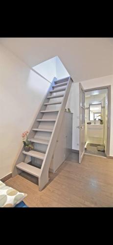 SUPERBE 2P MEZZANINE AU COEUR DU VIEIL ANTIBES photo 10