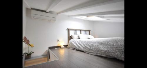 SUPERBE 2P MEZZANINE AU COEUR DU VIEIL ANTIBES photo 7