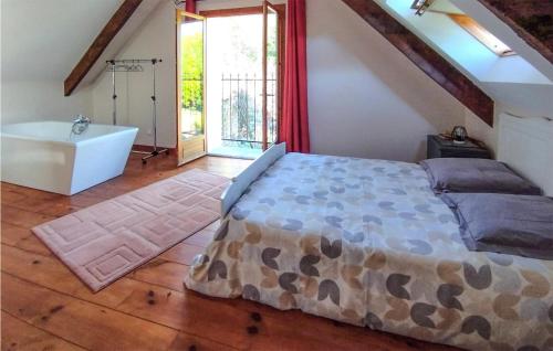 ein Schlafzimmer mit einem großen Bett und einer Badewanne in der Unterkunft Nice Home In Sglien With Wi-fi in Séglien