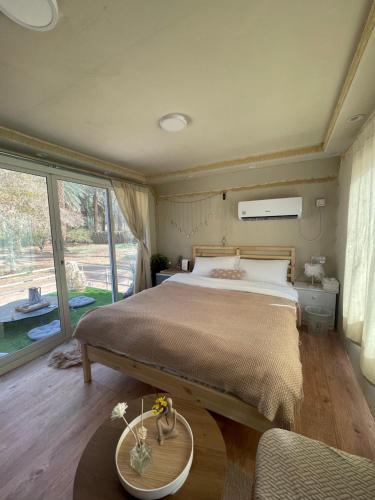 Postel nebo postele na pokoji v ubytování Five caravan