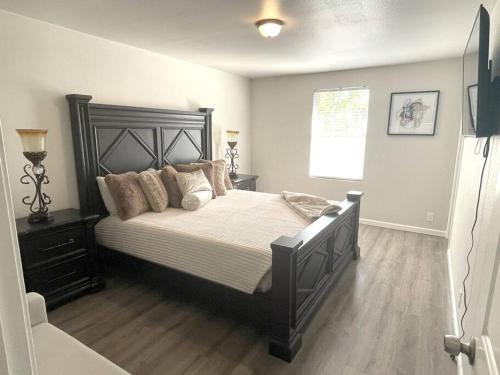 um quarto com uma cama grande e piso em madeira em The Texas Rose em San Antonio