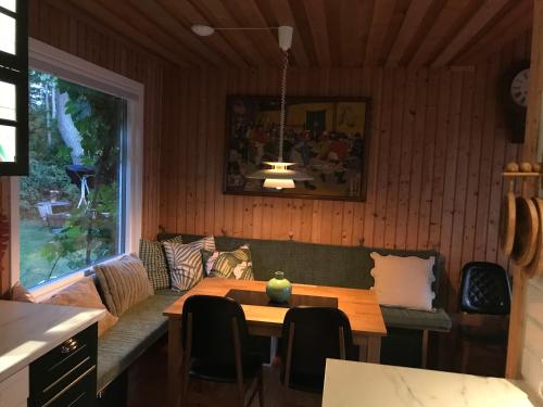 uma sala de jantar com uma mesa e um sofá em Family house 50 meters to the ocean em Buvik