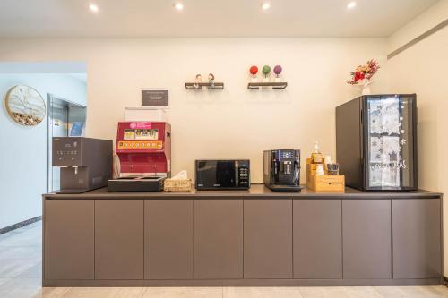 a counter with several appliances on top of it at Hotel Rodem in Incheon