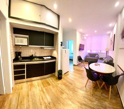 Il comprend une cuisine et un salon avec une table et des chaises. dans l'établissement Apartamento Xavier da Silveira 40, à Rio de Janeiro