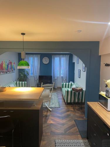 加普的住宿－L’appart chic gapençais，厨房和带蓝色墙壁的客厅