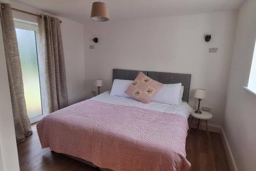 Llit o llits en una habitació de Petit Lough Arrow cottage