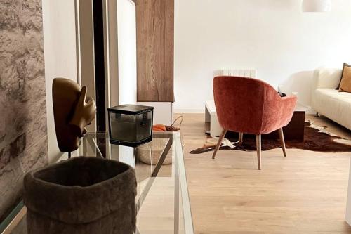ein Wohnzimmer mit einem Sofa und einem Stuhl in der Unterkunft Appartement 2 chambres centre in Pessac