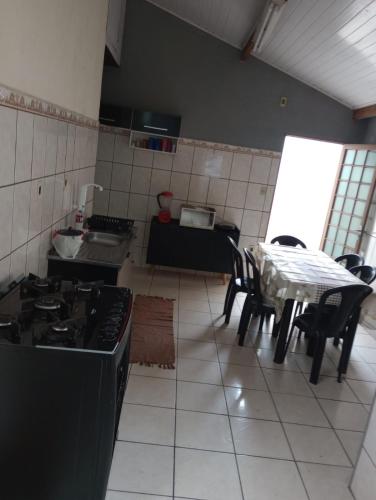 Dapur atau dapur kecil di Cantinho mãe e filhos