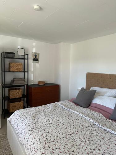- une chambre avec un lit, une table et une étagère dans l'établissement Sommerhus in grüner Natur, à Nakskov