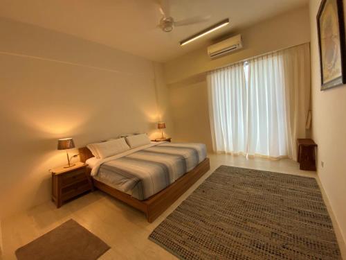 מיטה או מיטות בחדר ב-By The Sea Luxury Beachfront Resort 223