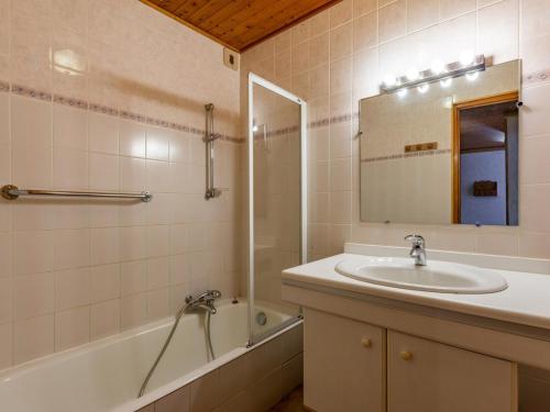 une salle de bain avec un lavabo, une baignoire et un miroir dans l'établissement Charmant Appartement 2 Pièces aux Gets - 6 Pers, Proche Centre, Terrasse, Casier à Ski - FR-1-671-22, aux Gets