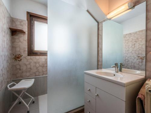 une salle de bain avec un lavabo et un miroir dans l'établissement Appartement cosy aux Gets - 4 pers, balcon, proche pistes et toutes commodités - FR-1-671-27, aux Gets